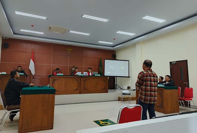 BEBAS: M Suriansyah salah satu terdakwa saat mendengarkan vonis hakim di Pengadilan Negeri Nanga Bulik. Dia bersama dua rekannya Hotjen Sihombing dan Azhar Ibrahim divonis bebas.