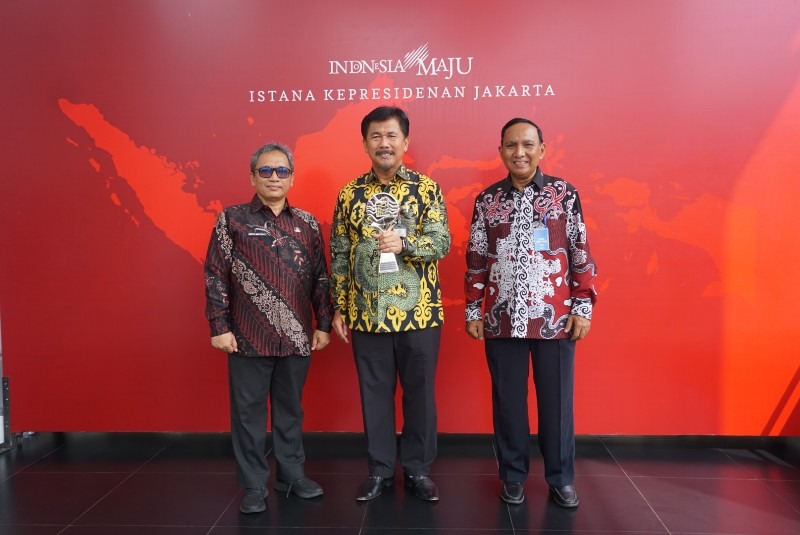 Sekda Kukar Sunggono usai menerima penghargaan juara pertama Tim Pengendalian Inflasi Daerah dari Presiden RI Joko Widodo (Ist/Prokom Kukar)