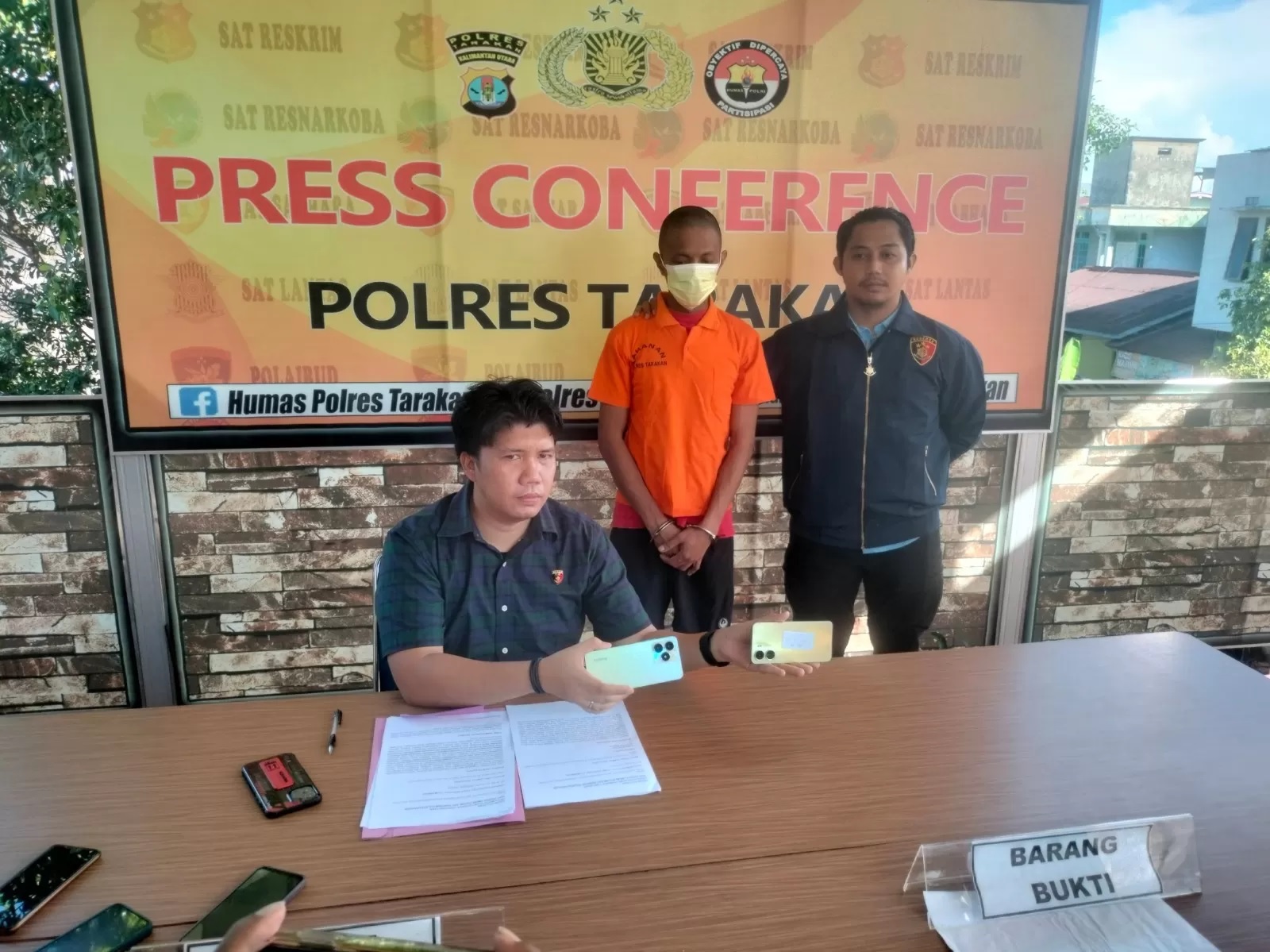 Dua unit ponsel yang diamankan pihak kepolisian dari tangan pelaku BR.