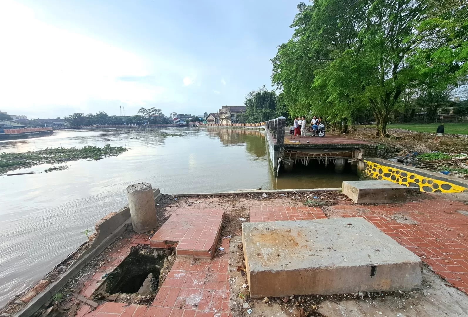 BAKAL TERSAMBUNG: Potret siring sungai di Kelurahan Sungai Baru dan siring sungai di kawasan esk Mitra Plaza. (FOTO: WAHYU RAMADHAN/RADAR BANJARMASIN)
