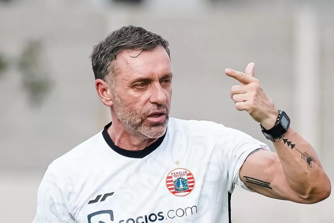 Thomas Doll saat menjadi pelatih Persija Jakarta memberikan instruksi jelang laga vs Borneo FC ((Instagram/persija) 