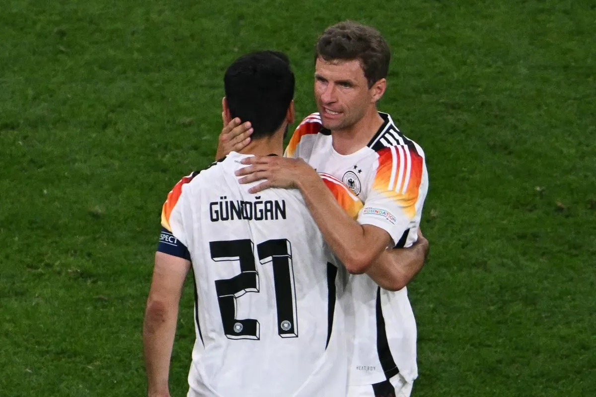Thomas Mueller (kanan) bersama kapten Jerman Ilkay Gundogan. ANTARA/AFP/THOMAS KIENZLE.