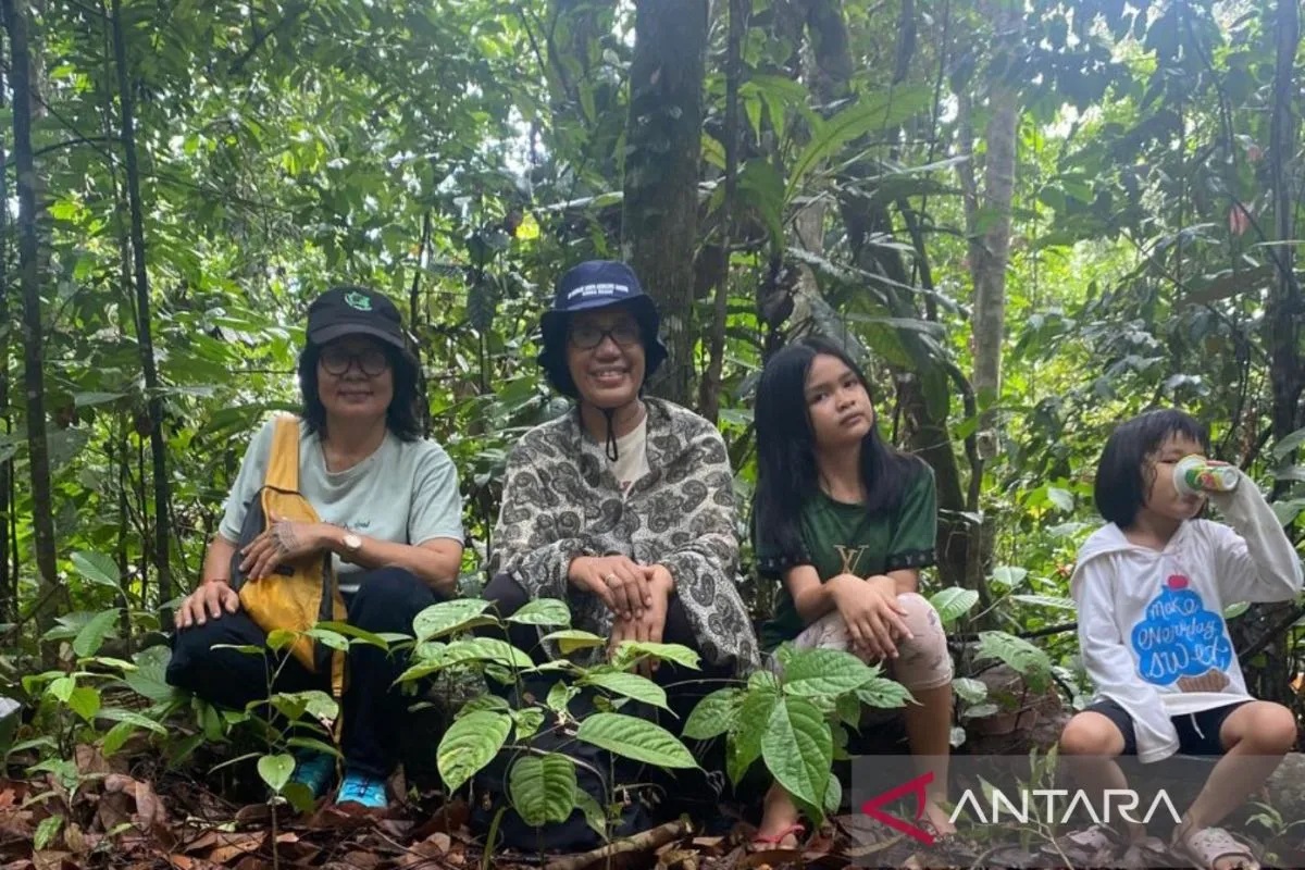 Yuliana Wetuq (kiri), motor penggerak komunitas adat penjaga dan pelindung hutan Wehea, Kalimantan Timur. (ANTARA/HO-Dokumentasi pribadi)