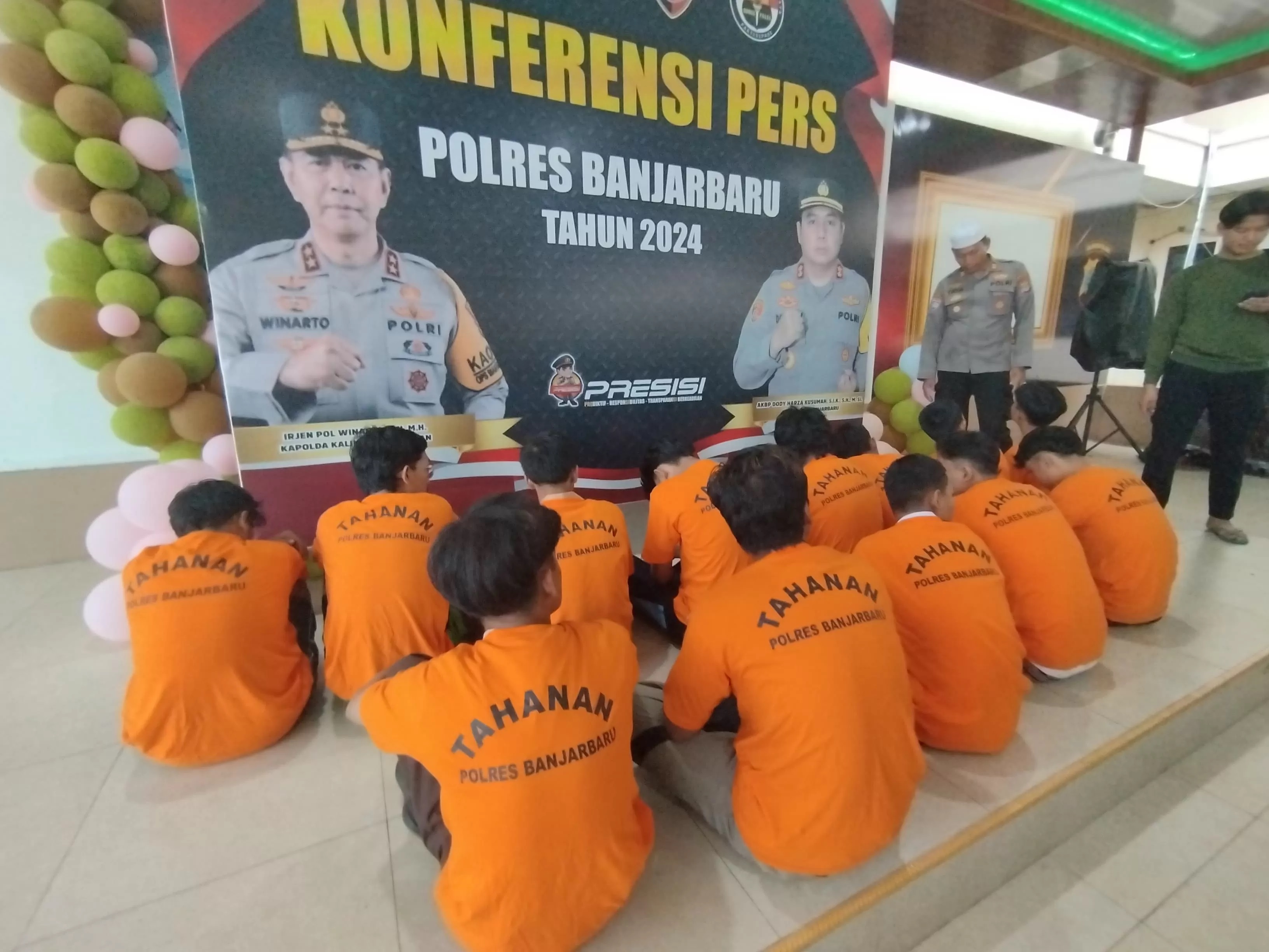 BIKIN RESAH: Press release penangkapan 21 anggota gangster yang membuat resah warga Banjarbaru pada Jumat (14/06/2024) petang (FADLAN ZAKIRI/RADAR BANJARMASIN)