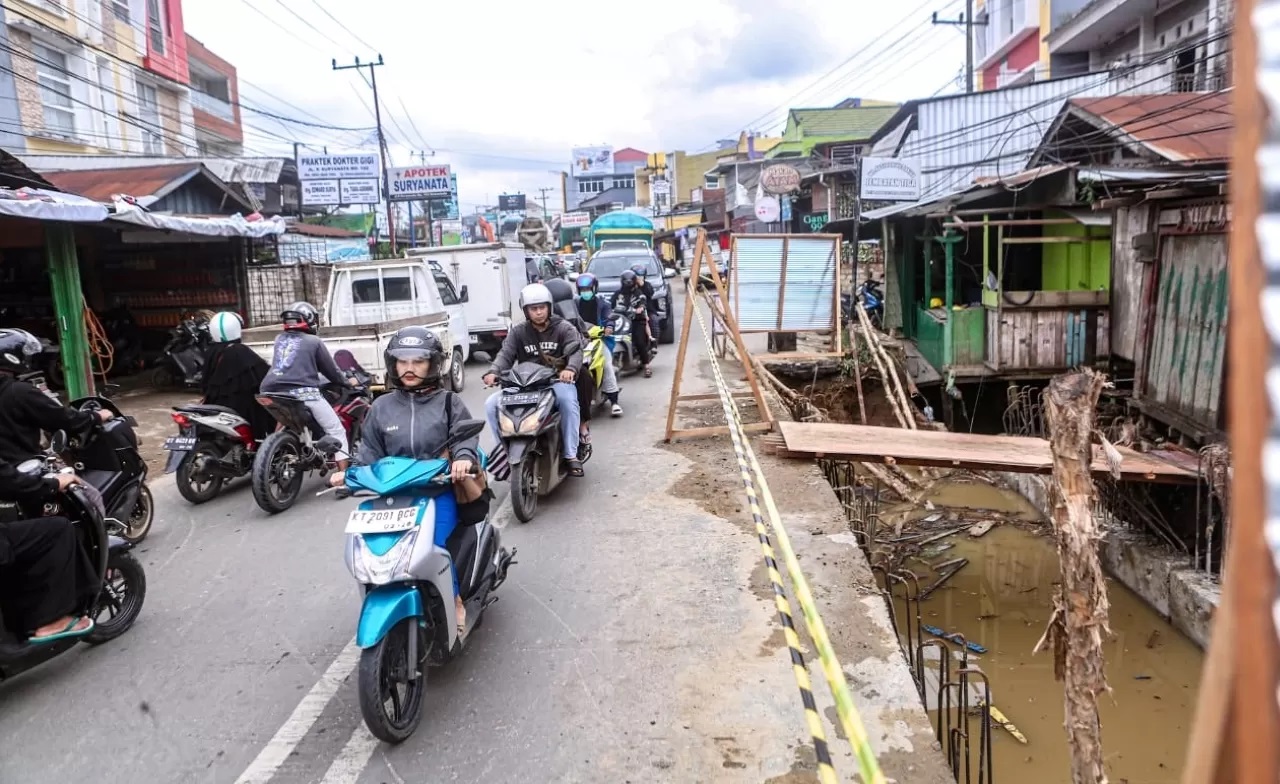 WASPADA: Galian drainase di Jalan P Suryanata Kecamatan Samarinda Ulu menyebabkan penyempitan jalan, warga diharapkan mencari jalur alternatif untuk menghindari kemacetan. (RAMA SIHOTANG/KP)