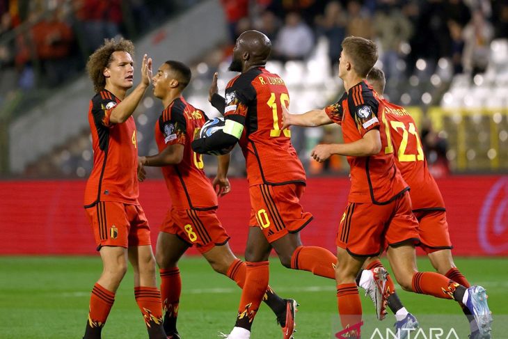 Pesepak bola Belgia Romelu Lukaku (tengah) merayakan gol pertama mereka bersama Wout Faes, Youri Tielemans, Charles De Ketelaere dan Timothy Castagn.