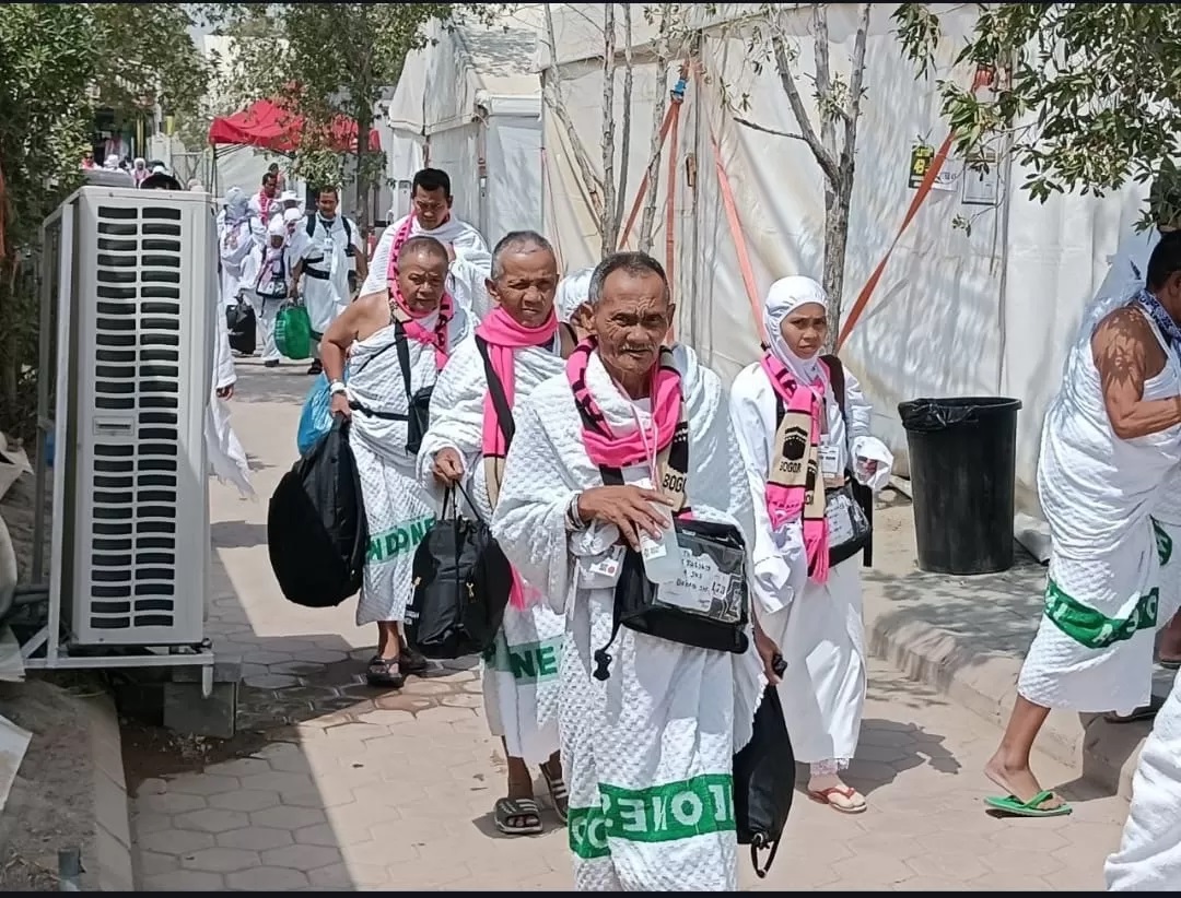 TUNAIKAN IBADAH:Para petugas haji dituntut ekstra siaga dan memberikan perhatian kepada para jemaah lansia, resiko tinggi, dan disabilitas.(Foto:Kemenag Kalsel Untuk Radar Banjarmasin)
