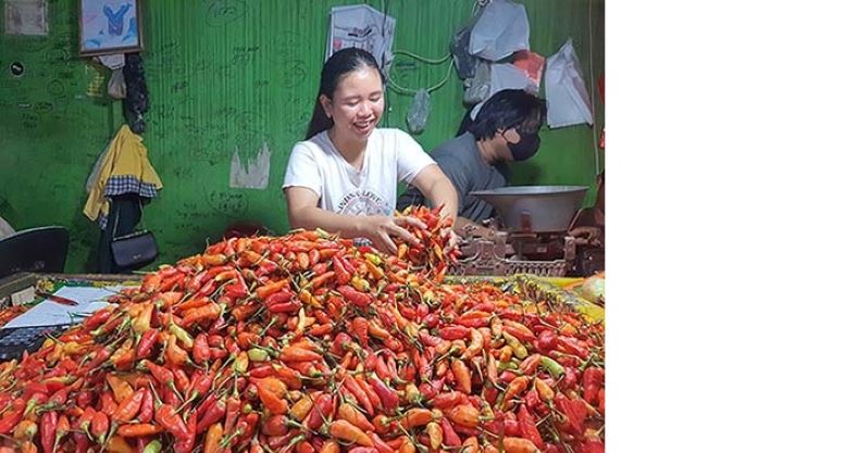 PEDAGANG : Pedagang lombok bawang di Pasar Subuh Jalan MT Haryono, Sampit, Sabtu (15/6/2024). (HENY/RADAR SAMPIT)