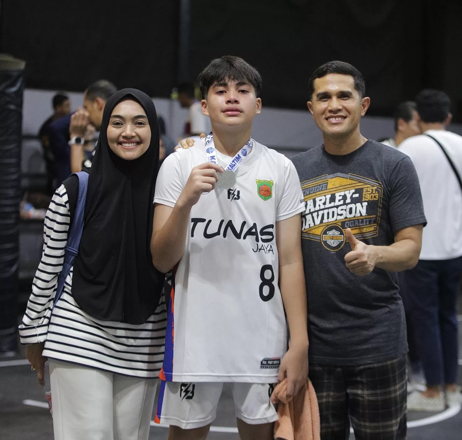 SUPPORT PENUH: Kombes Pol Ary Fadli (kanan) selalu menyempatkan menyaksikan anak saat bertanding basket. (Foto: Doni/KP)