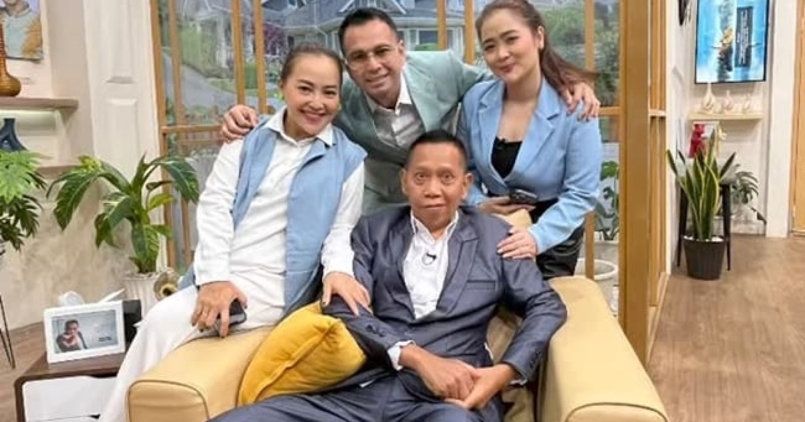 NOSTALGIA : Tukul Arwana bersama Vega Darwanti, Raffi Ahmad dan Mpok Alpa usai mengisi salah satu acara di televisi.
