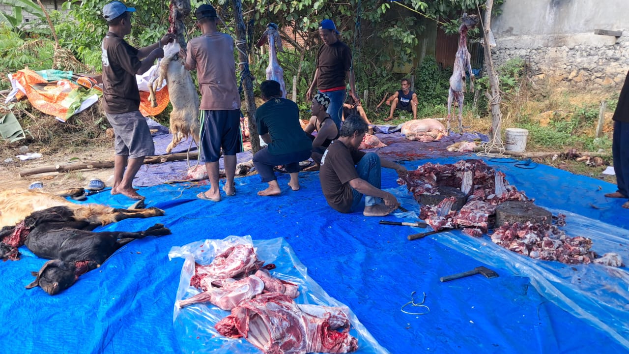 BERBAGI: Warga RT 58, Kelurahan Graha Indah, Balikpapan, memotong-motong daging kurban setelah disembelih, Minggu (17/6/2024).