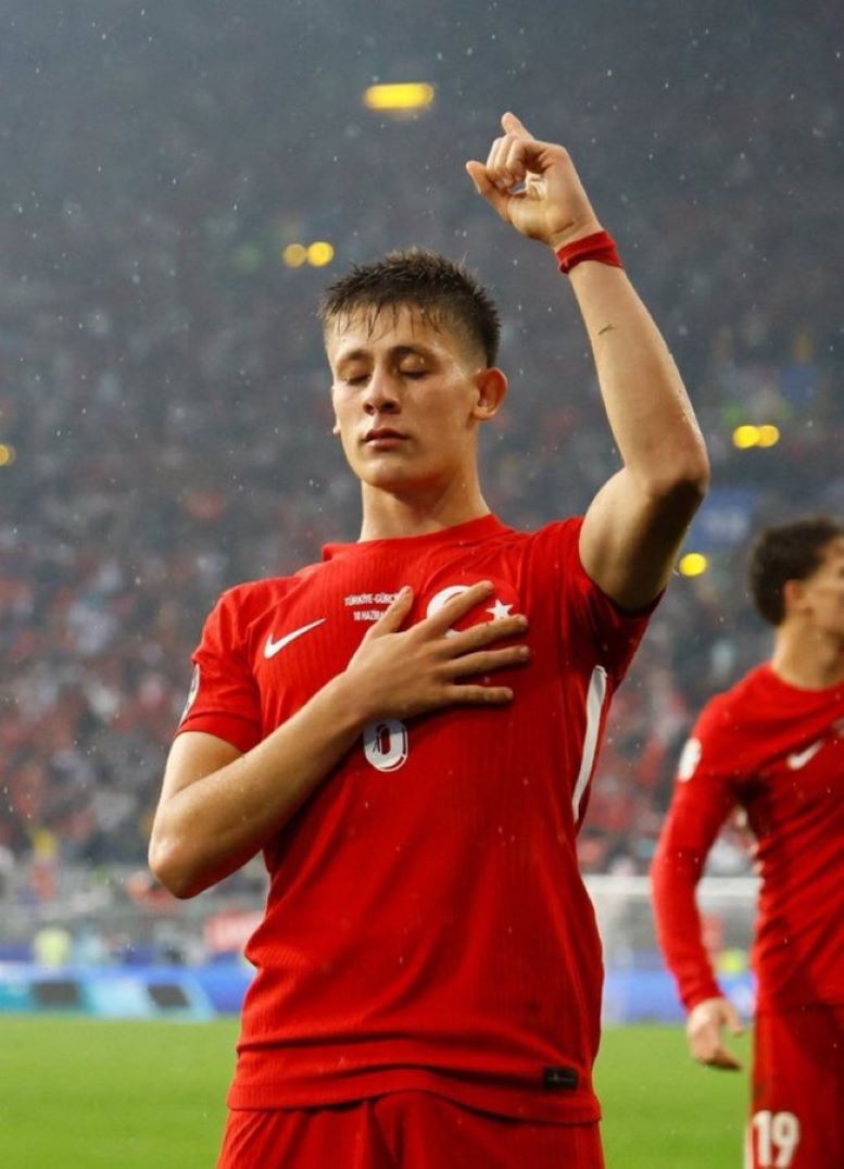Arda Guler saat terpilih sebagai Man of the Match saat Turki menang 3-1 atas Georgia dalam pertandingan Grup F Piala Eropa 2024 di Signal-Iduna Park pada Rabu (19/6/2024).