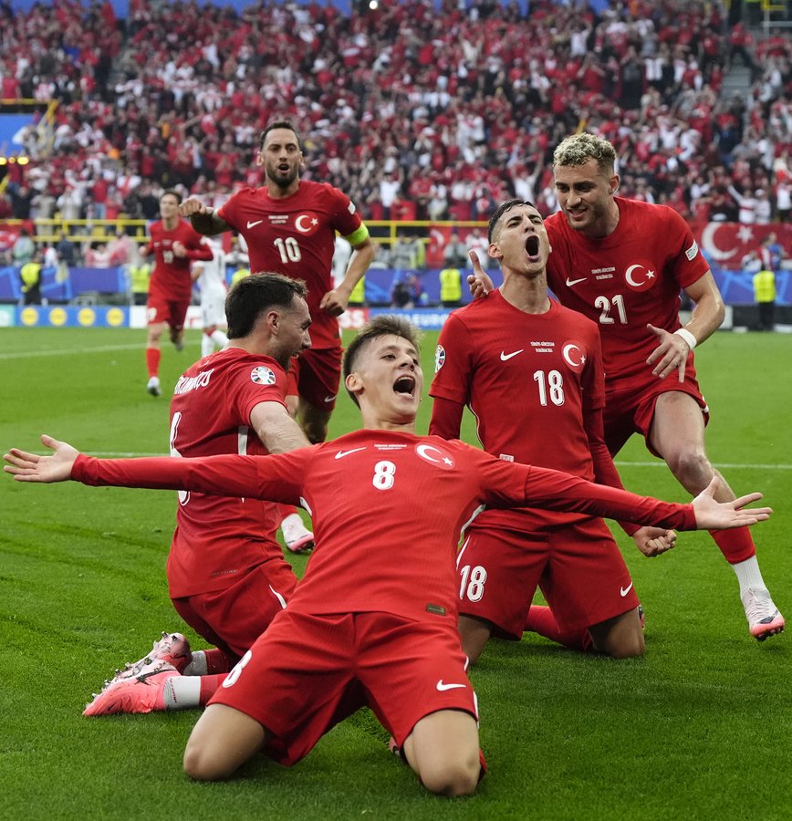 Arda Guler merayakan gol bersama skuad Turki lainnya.