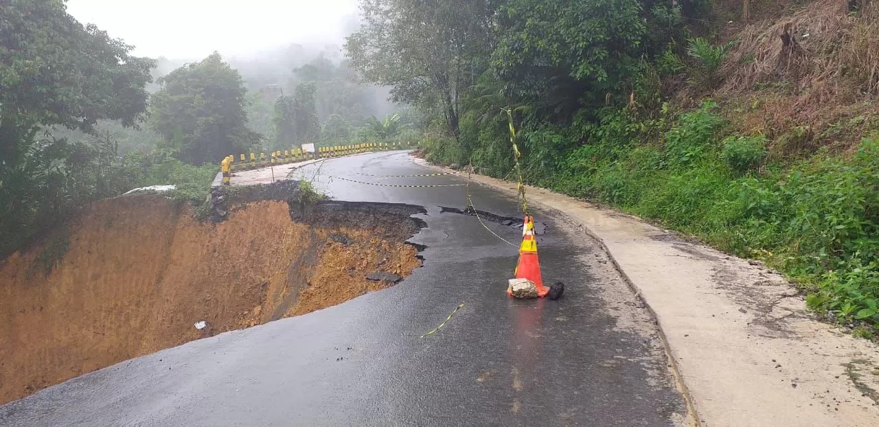 LONGSOR: Lebih setengah badan jalan di Km 85 Desa Emil Baru, Kecamatan Mantewe, Kabupaten Tanah Bumbu amblas akibat longsor. (Foto: PKJR Tanbu untuk Radar Banjarmasin )