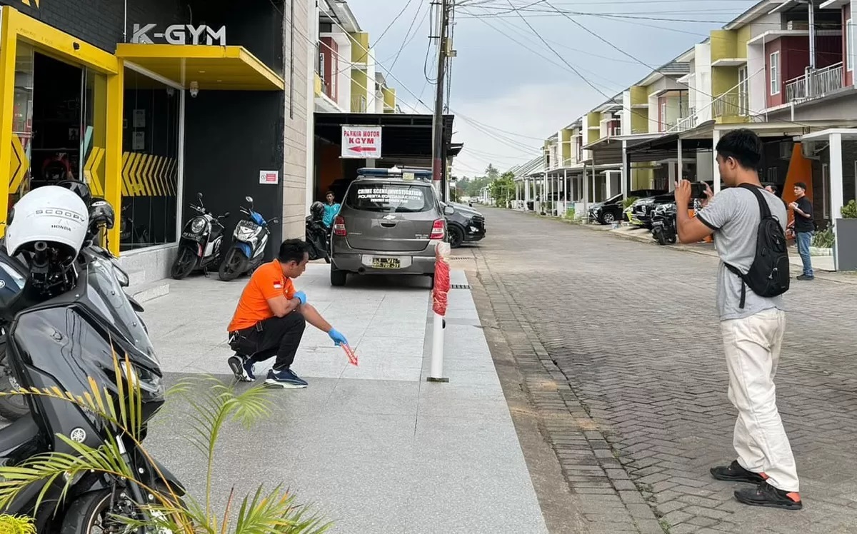 Polisi melakukan olah TKP di tempat jatuhnya pengunjung Gym. (Foto Istimewa)