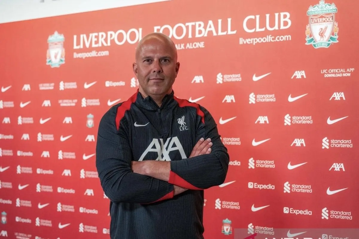 Arne Slot berpose pada sesi perkenalan dirinya sebagai pelatih baru Liverpool menggantikan Jurgen Klopp, Rabu (19/6/2024). (ANTARA/Liverpool)