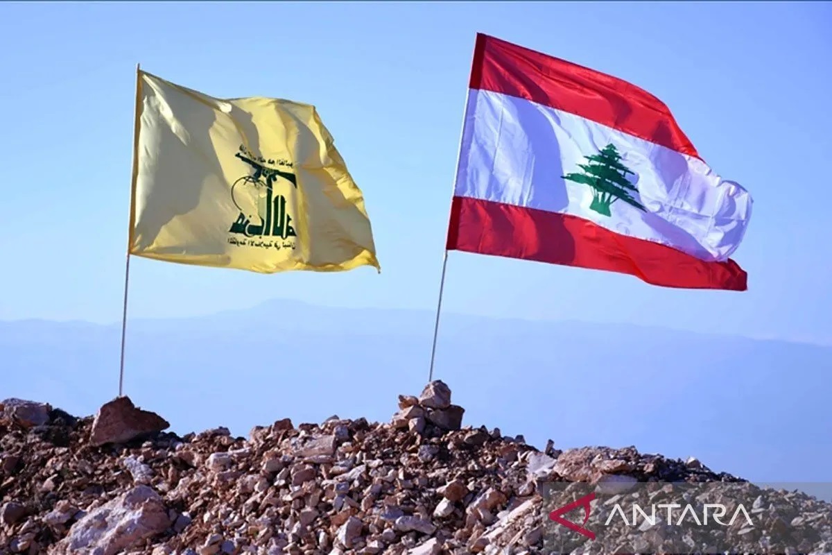 Bendera nasional Lebanon (kanan) dan bendera Hizbullah. ANTARA/Anadolu Agency /Furkan G&Acirc;&cedil;ldemir/aa.