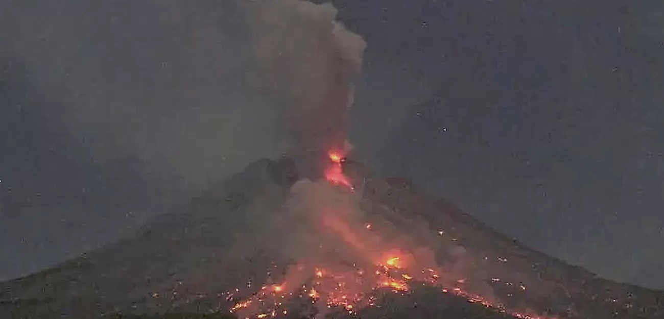 SEBELAS KALI: Guguran lava pijar saat Gunung Merapi erupsi pada Selasa (18/6) malam. PVMBG mengimbau masyarakat tidak beraktivitas di radius berbahaya. (BPPTKG)