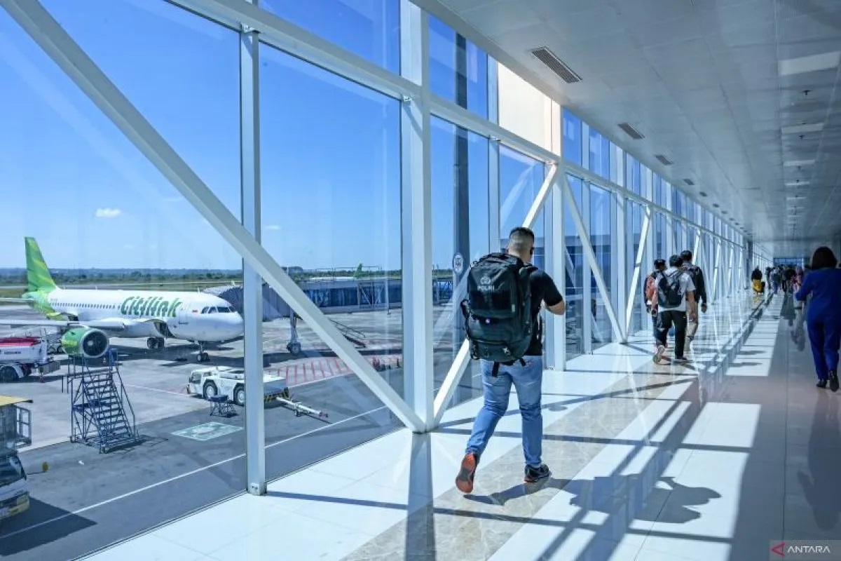 Sejumlah penumpang berjalan menuju pesawat di Bandara Internasional Lombok di Praya, Lombok Tengah, NTB, Rabu (12/6/2024).