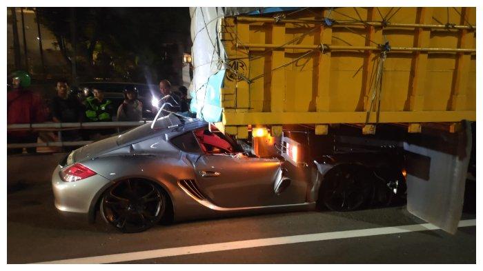 PENGEMUDI TEWAS: Porsche Cayman menabrak truk besi di Tol Dalam Kota arah timur, Jakarta, Rabu (19/6) dini hari.