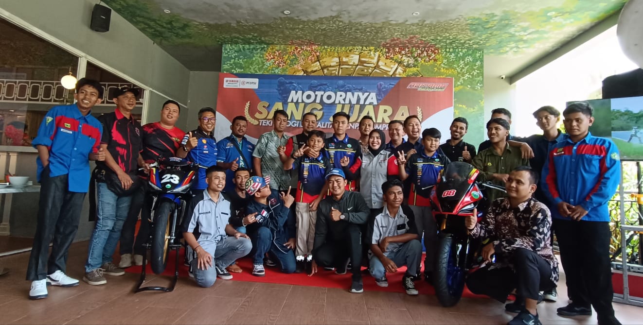 Tim Yamaha Aditama Racing foto bersama dengan Komunitas Yamaha di Samarinda, SMK Muhamadiyah 4 dan Ikatan Motor Indonesia Provinsi Kaltim saat ramah tamah digelar oleh STSJ