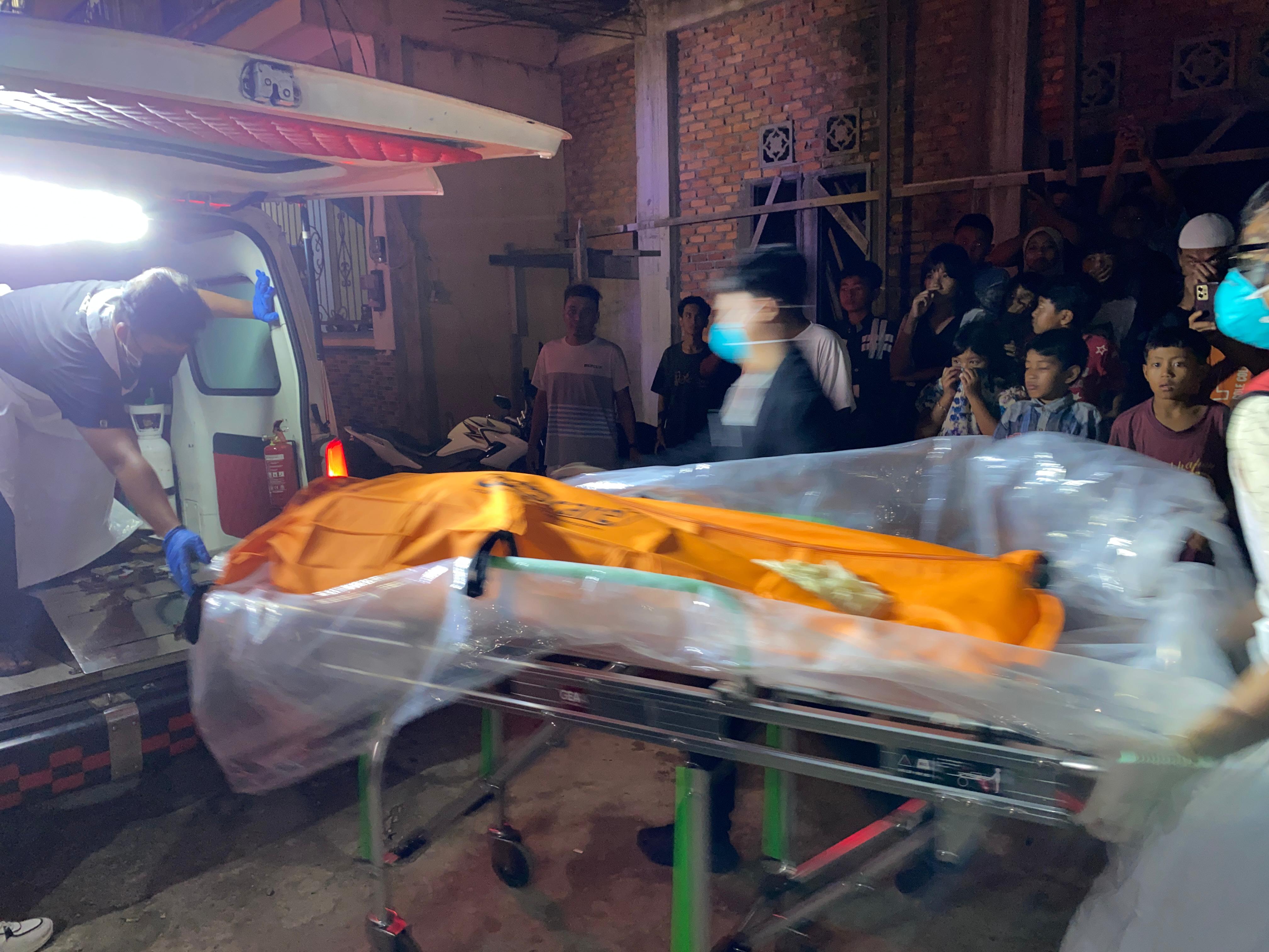 Evakuasi W (38) dari sewaannya yang terletak di Kelurahan Melayu, Tenggarong (Elmo/Prokal.co)