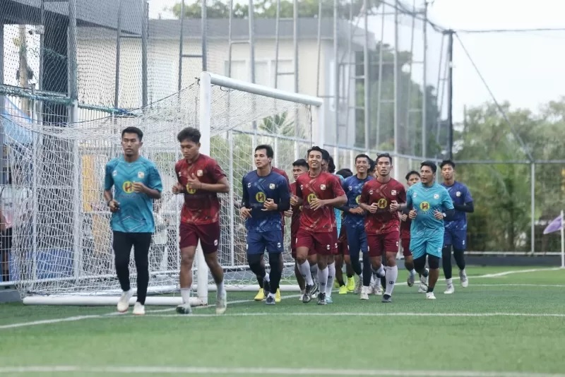 LATIHAN: Suasana latihan perdana PS Barito Putera di Lapangan Sepak Bola Green Yakin, Kabupaten Banjar, Kamis (20/6) sore. (FOTO: M IDRIS JIAN SIDIK)