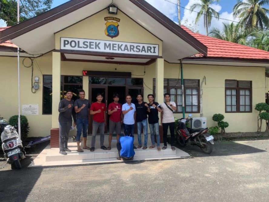 NEKAT:Pelaku RS tak lama setelah menusuk kekasihnya diamankan ke Polsek Mekar Sari.(Foto:Polsek Mekar Sari untuk Radar Banjarmasin)