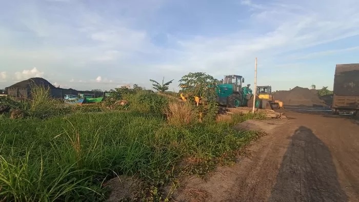 MENCURIGAKAN. Jetty dan tumpukan batu bara yang ada di lahan eks Barito Pacific.OKE/SAPOS