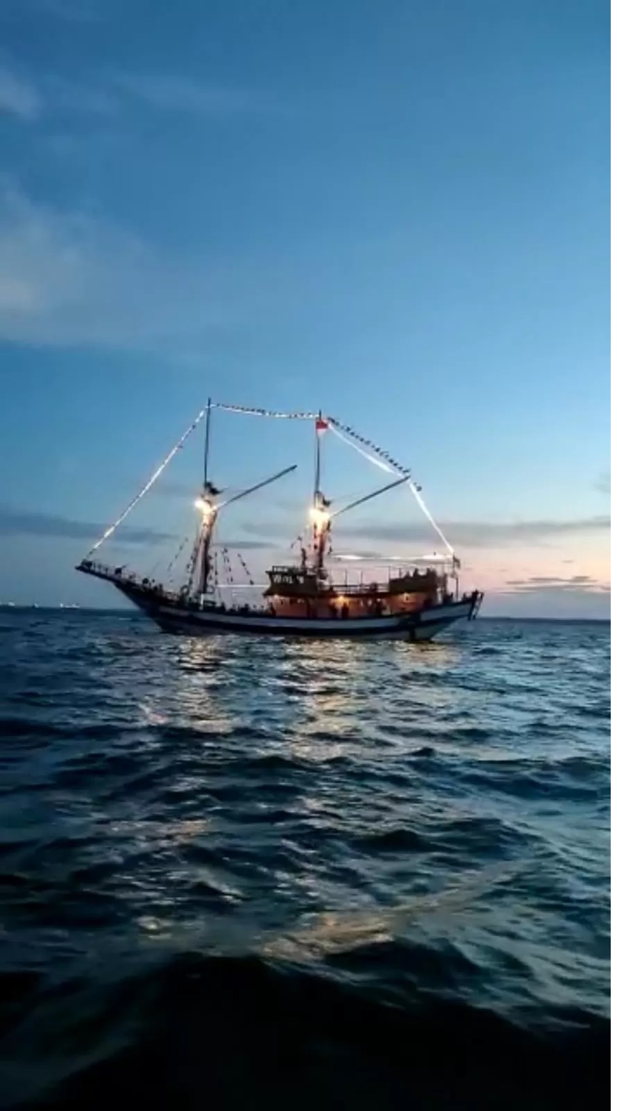 Salah satu kapal wisata yang melayani susur teluk Balikpapan. Desalinasi menjadi wacana PTMB Balikpapan untuk menangani krisis air bersih.