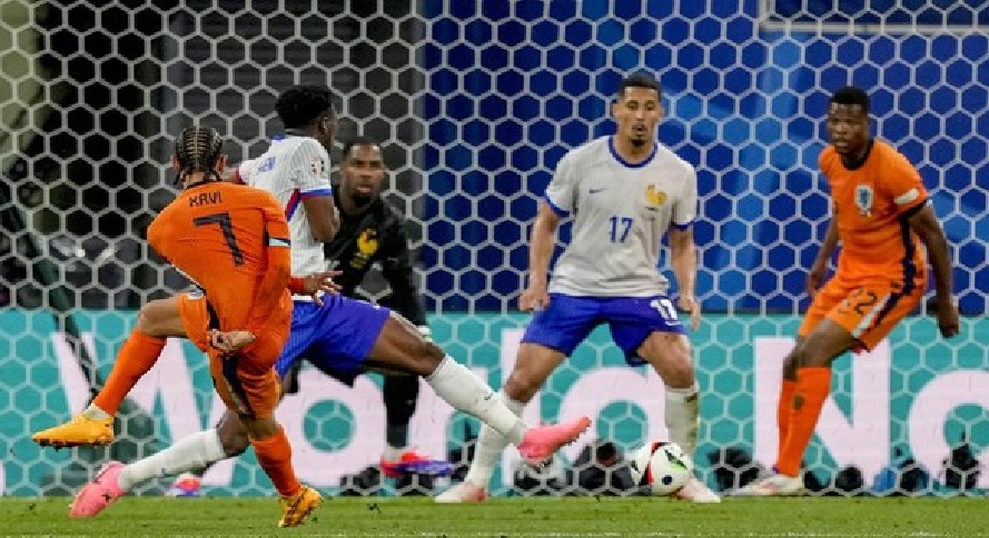 Xavi Simons (7) mencetak gol, namun dianulir.