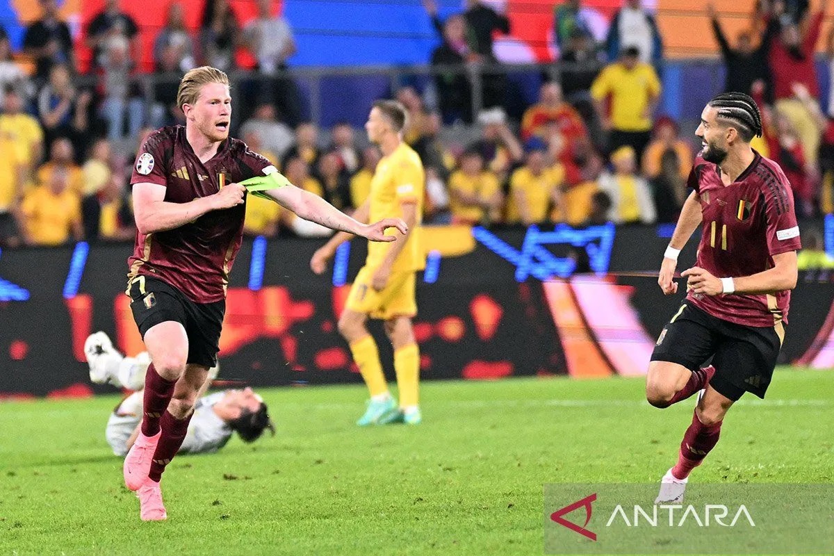 Gelandang Belgia Kevin De Bruyne (kiri) merayakan gol kedua timnya bersama rekan setimnya penyerang Belgia Yannick Carrasco (kanan).