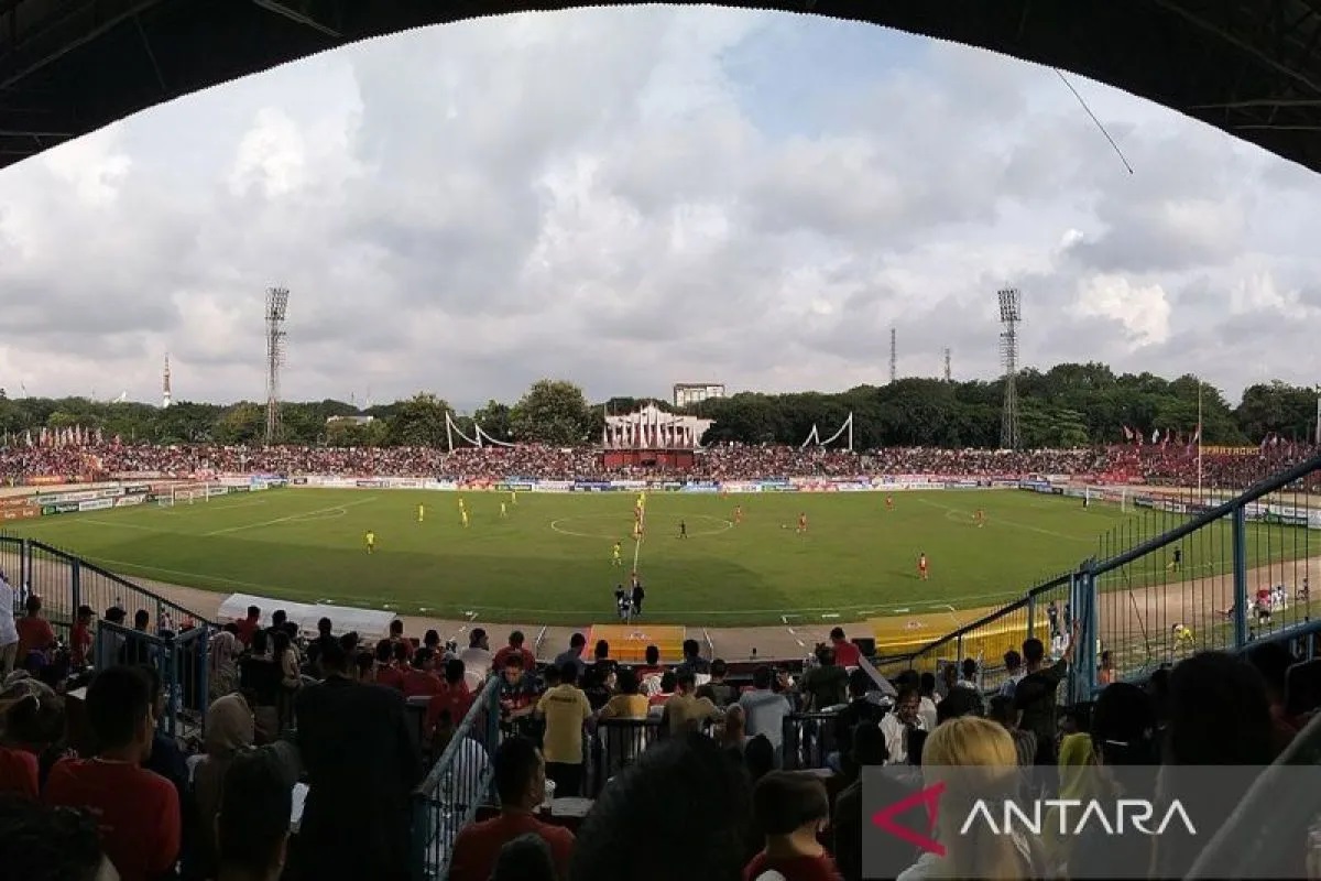 Semen Padang FC saat berlaga dalam lanjutan Liga 2 musim 2023/2024 di Stadion Gor Haji Agus Salim. ANTARA/Muhammad Zulfikar/am.