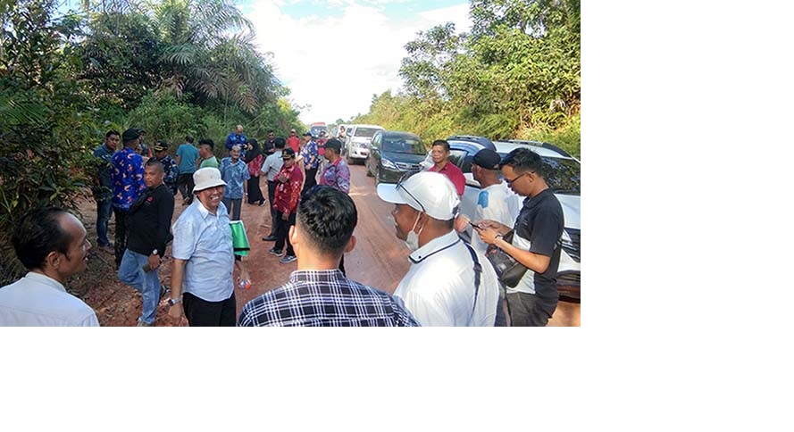 PENGECEKAN: Rombongan Komisi IV DPRD Kabupaten Kotawaringin Timur saat mengecek lokasi konflik ruas jalan di Desa Bukit Raya, Kecamatan Cempaga, Kamis (20/6/2024). (RADO/RADAR SAMPIT)