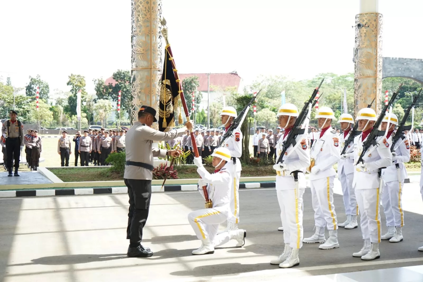 SEREMONI:Momen berpindahnya Pataka