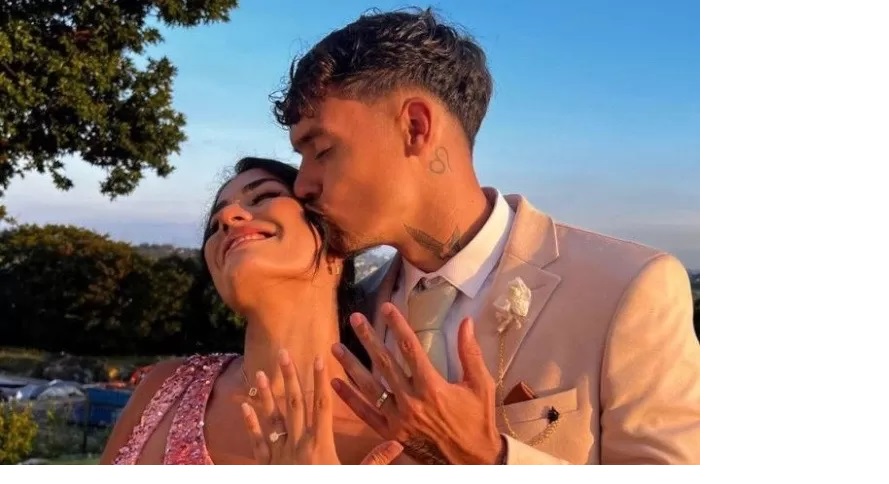 BAHAGIA: Momen bahagia Shayne Pattynama bersama Mina merayakan pertunangan mereka. (Instagram Mina)