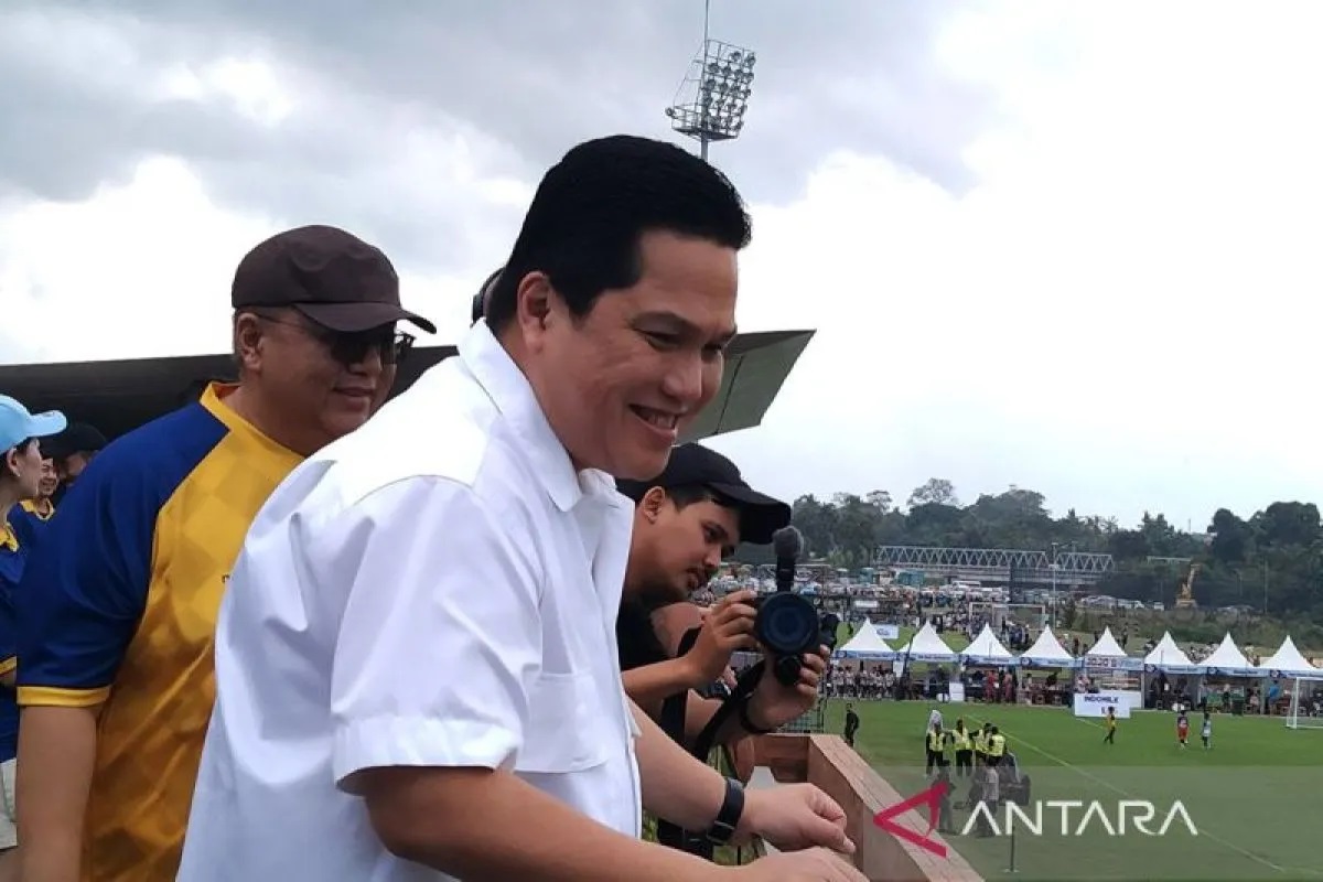 Ketua Umum PSSI Erick Thohir mengamati persiapan para pemain usia dini di sela turnamen Bali 7S di Bali United Training Center, Kabupaten Gianyar, Bali, Sabtu (22/6/2024). ANTARA/Dewa Ketut Sudiarta W