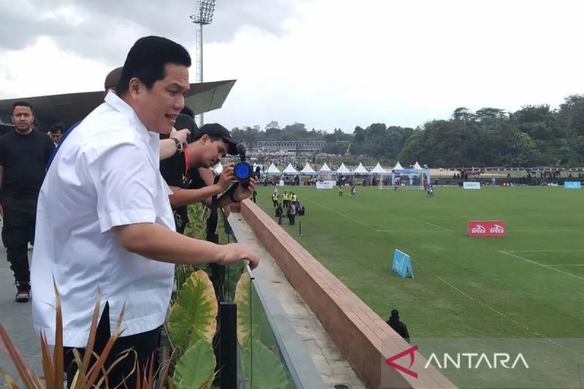 Ketua Umum PSSI Erick Thohir mengamati turnamen sepak bola usia dini Bali 7S di Bali United Training Center Pantai Purnama, Kabupaten Gianyar, Bali, Sabtu (22/6/2024). ANTARA/Dewa Ketut Sudiarta Wigun