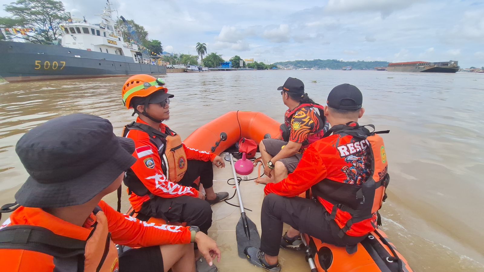 PENYISIRAN: Tim Basarnas Samarinda beserta relawan menyusuri area korban yang tenggelam, Minggu (23/6).