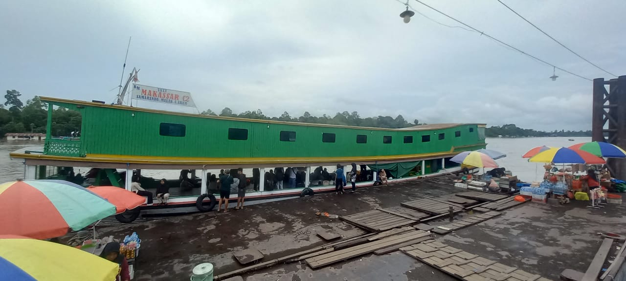 TRANSPORTASI: KM Makassar 2 sebelum berangkat dari Pelabuhan Melak.