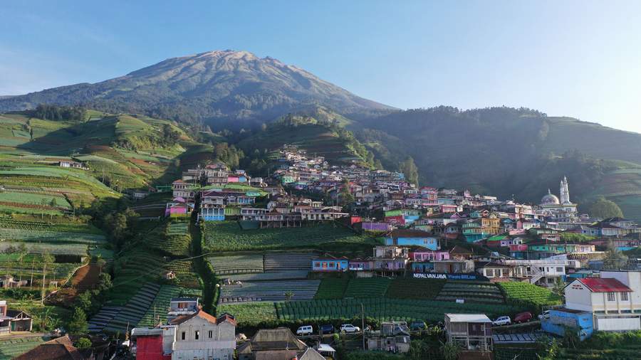 ADEM DAN ASRI: Suguhan pemandangan apik dengan latar belakang Gunung Sumbing, Dusun Butuh di Desa Temanggung, Kecamatan Kaliangkrik, Magelang, Jawa Tengah.