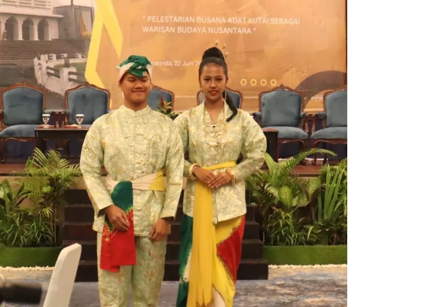 BAJU KUTAI. Baju Adat Kutai perlu terus dilestarikan dan disesuaikan penggunaannya baik di acara sakral hingga kenegaraan.