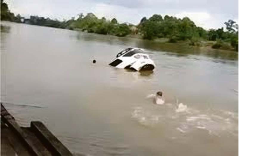 KECEBUR: Mobil yang dikemudikan Kapolsek Katingan Hulu tercebur ke Sungai Katingan di Desa Rantau Asem, Minggu (26/3/2024).