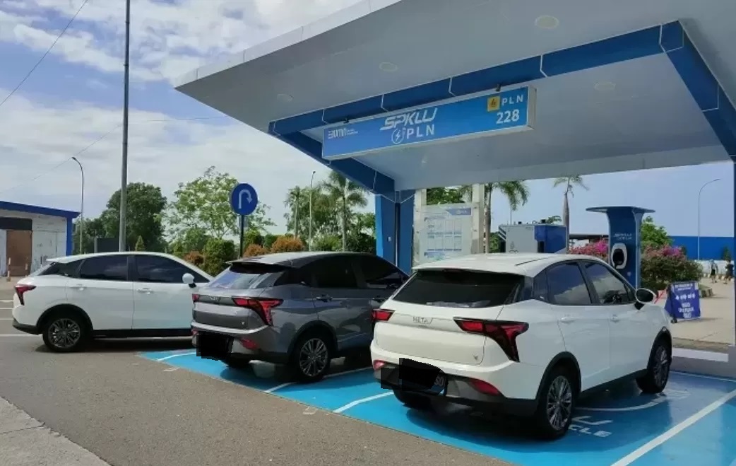 Sejumlah mobil listrik mengisi daya di SPKLU PLN (RIan Alfianto/JawaPos.com)