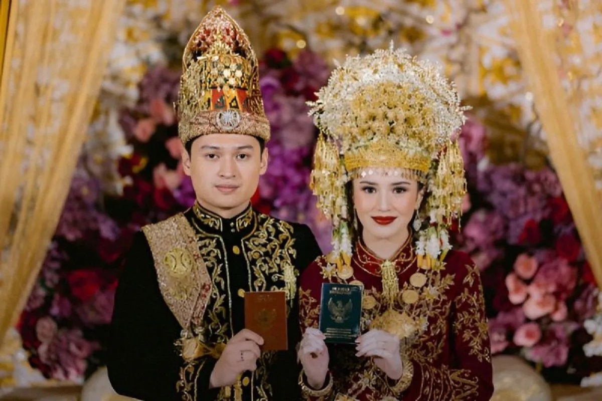 Aktris Indonesia Beby Tsabina bersama pasangannya, Rizki Natakusumah saat melangsungkan pernikahan pada Minggu (23/6/2024) di Jakarta. ANTARA/HO-Tim Hilda by Bridestory.