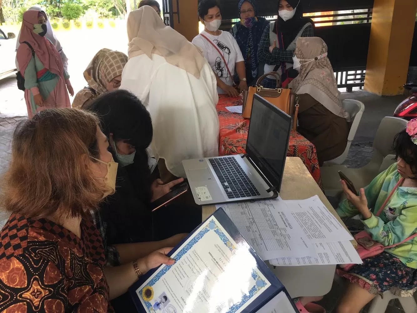 DAFTAR SEKOLAH:Calon siswa dan orang tua saat menginput data pada PPDB di salah satu SMA di Kalsel, tahun lalu.(Foto:M Oscar Fraby/Radar Banjarmasin)