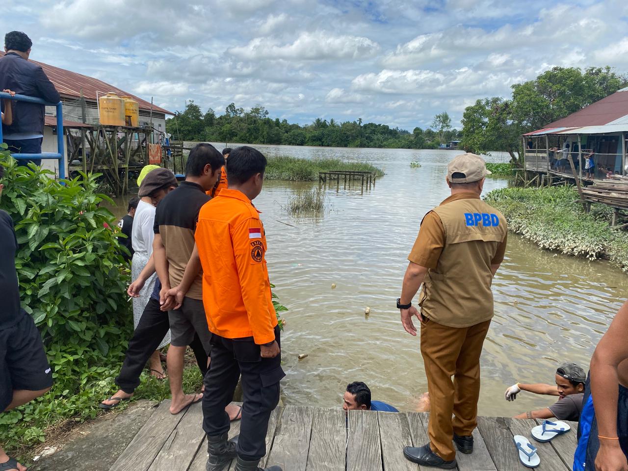PENCARIAN: Tim gabungan BPBD Berau bersama masyarakat saat melakukan pencarian RA (3) dan R (4), Senin (24/6/2024).