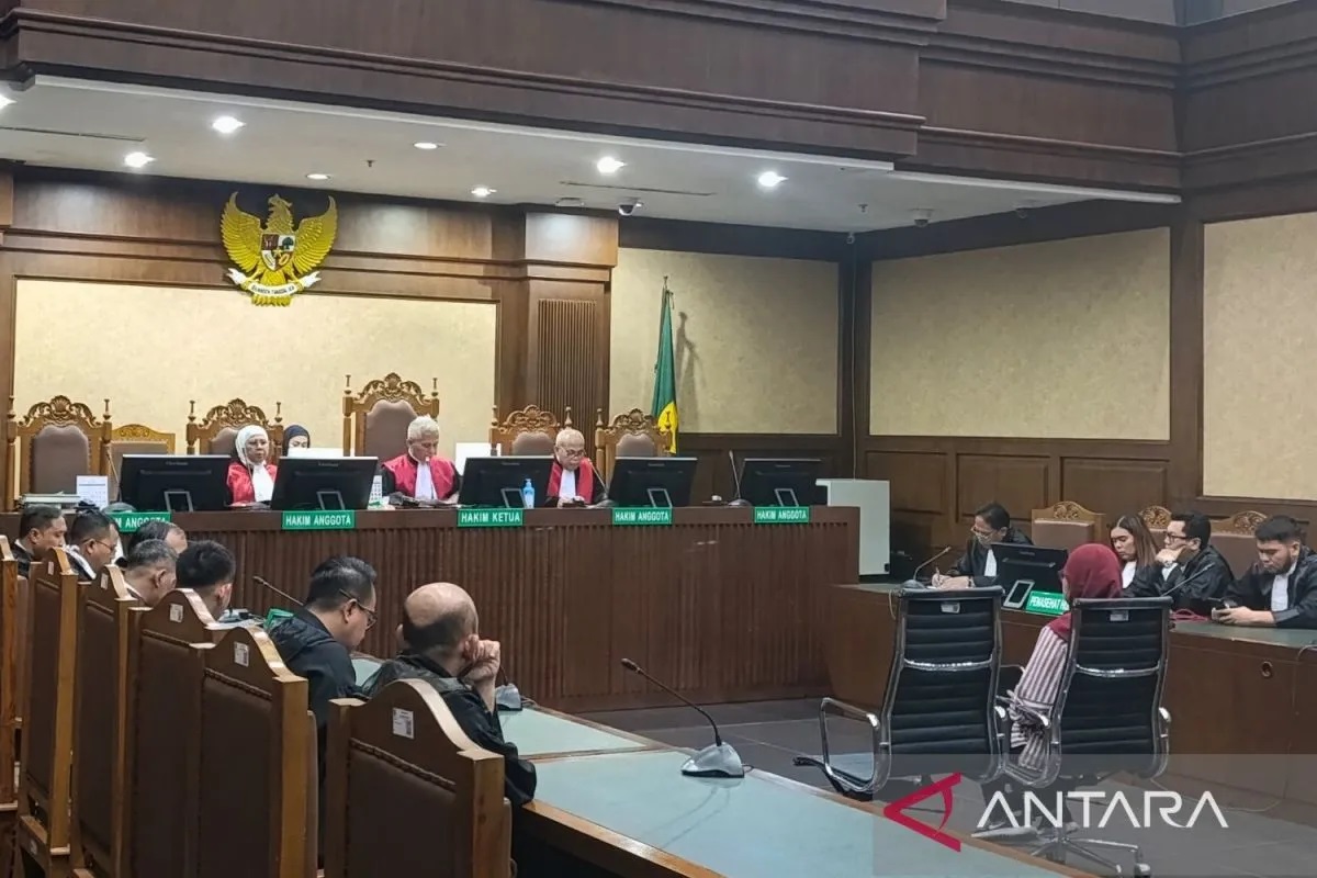 Mantan Direktur Utama PT Pertamina (Persero) Karen Agustiawan saat menjalani sidang pembacaan putusan majelis hakim di Pengadilan Tindak Pidana Korupsi Jakarta, Senin (24/6/2024). (ANTARA/Agatha Olivi