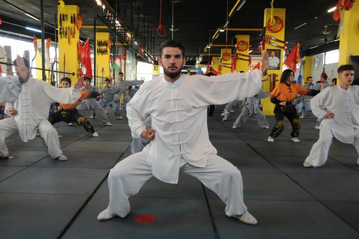 Penggemar bela diri Tiongkok berlatih di klub Wushu di Sulaymaniyah, Irak, 12 Juni 2024. (ANTARA/Xinhua/Duan Minfu)