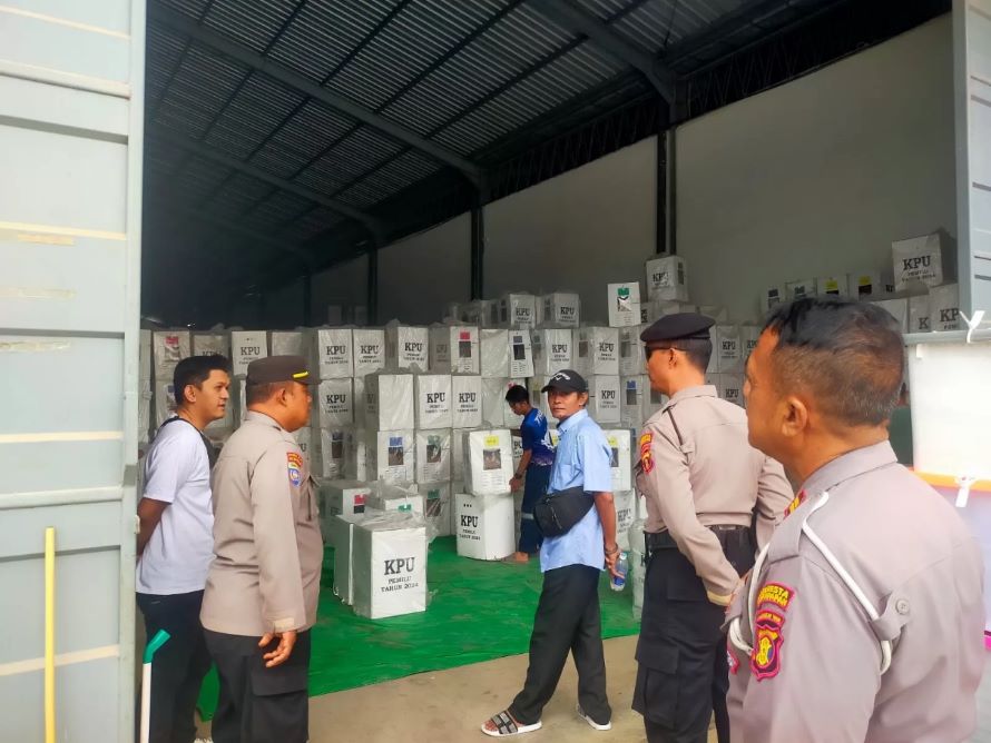 PENGAMANAN: Jelang pilkada, patroli rutin ke Gudang KPU Balikpapan dilakukan personel Polresta Balikpapan.